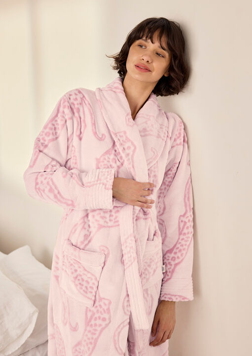 Chelsea Peers Lino Leopard Robe image number 4.0