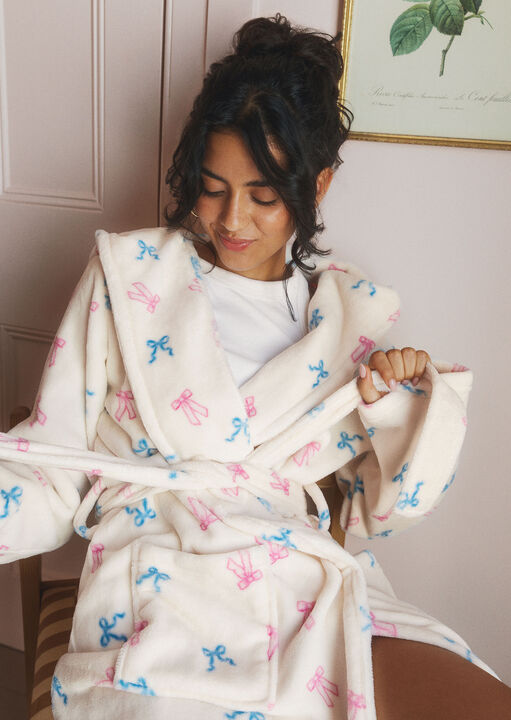 Urban Threads Fleece Bow Print Robe image number 0.0