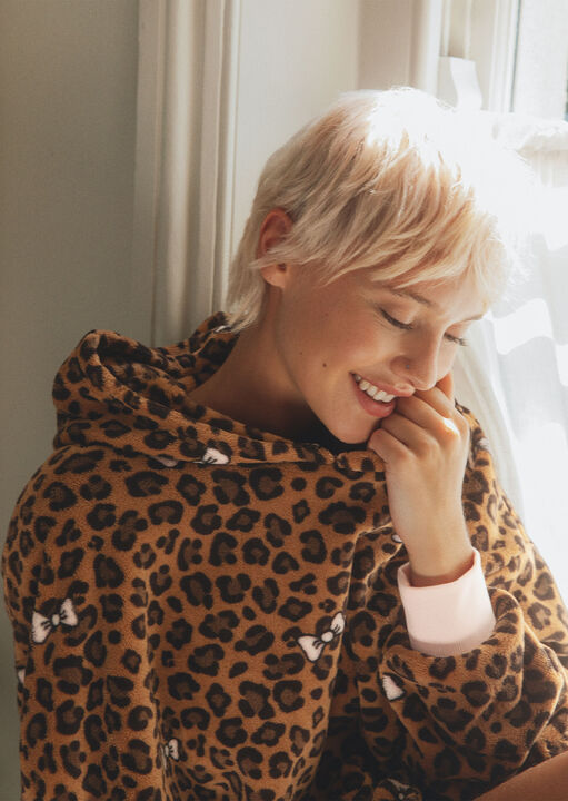 Urban Threads Leopard Bows Oodie image number 1.0
