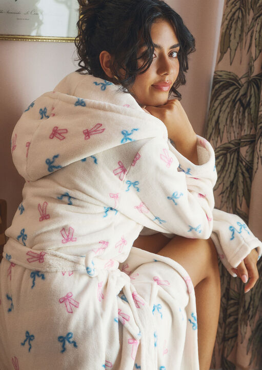Urban Threads Fleece Bow Print Robe image number 3.0
