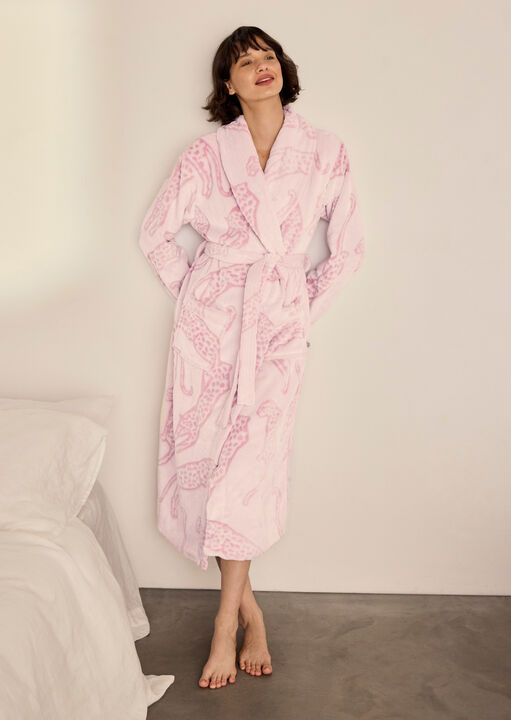 Chelsea Peers Lino Leopard Robe image number 3.0